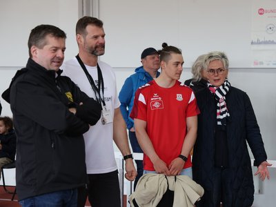 Pepe Schröter (2.v.r) im Gespräch mit LSB-Präsidentin Silke Renk-Lange. Bei den diesjährigen Sachsen-Anhalt-Spielen kehrte er zu seinen Wurzeln zurück und berichtete auch Ministerpräsident Sven Schulze (li., im Gespräch mit Björn Bach, Bundesstützpunktleiter Kanu-Rennsport) von seinem Weg in die Spitze. Jetzt wurde Pepe Schröter ins Juniorteam berufen.