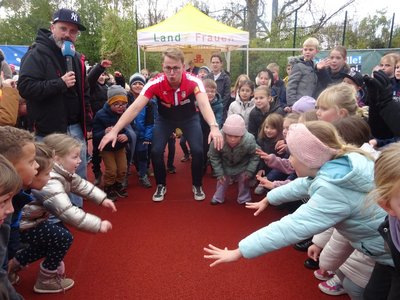 Schwimm-Weltmeister Rob Muffels als Botschafter während der Abschlussveranstaltung der Aktionstage "Milch an Schulen in Sachsen-Anhalt" Schwimm-Weltmeister Rob Muffels als Botschafter während der Abschlussveranstaltung der Aktionstage "Milch an Schulen in Sachsen-Anhalt"