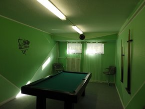 Modern ausgestattet und in hellgrüner Farbe, lädt dieser Raum die Schüler*innen zu einer Runde Billard ein.