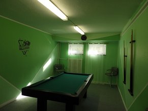 Billardraum Modern ausgestattet und in hellgrüner Farbe, lädt dieser Raum die Schüler*innen zu einer Runde Billard ein.