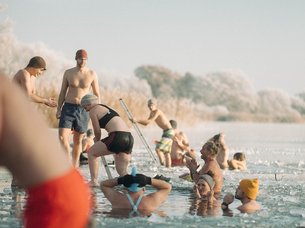 Die Abbildung zeigt Eisbader im Künauer See