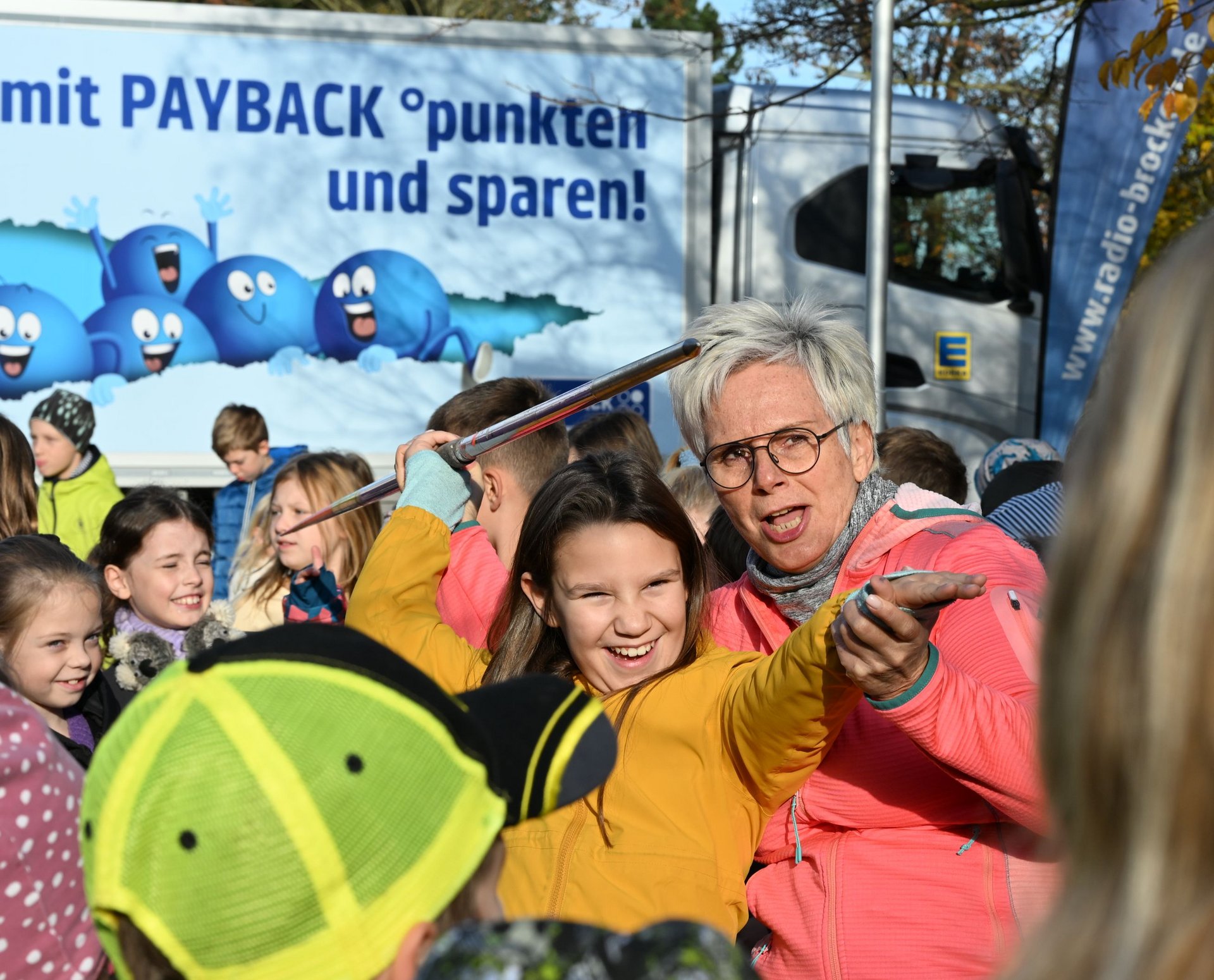 „Milch für alle“ macht Halt an der Grundschule Möser – mit Olympiasiegerin Silke Renk-Lange