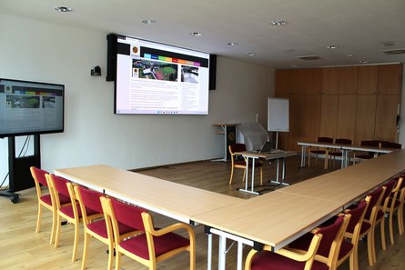 Seminarraum Magdeburg mit LED-Leinwand, Touchscreen und Beschallungsanlage.