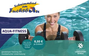 Das Bild ist ein Vorschaubild für den Kurs Aqua-Fitness im Schwimmbad. Man sieht eine Frau im Wasser mit Hanteln.