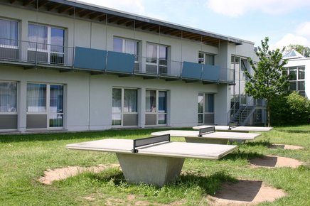 Hinter dem Haupthaus befinden sich Tischtennisplatten. 