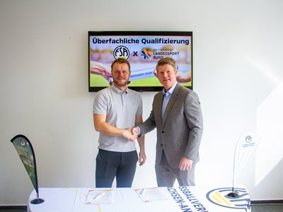 Sören Osterland (li.) und Tobias Knoch besiegeln die Kooperation