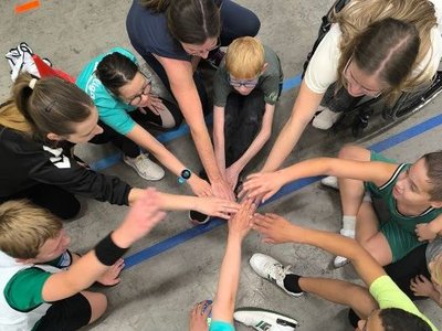 Bereits ab zwei Jahren können Kids im Verein in inklusiven Gruppen spielen