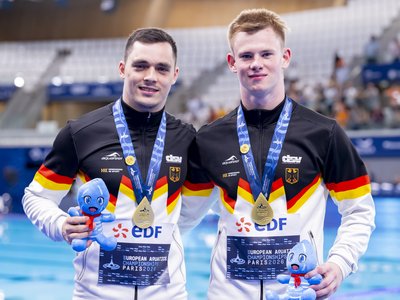Das Bild zeigt die beiden Hallenser Wasserspringer Lou Massenberg und Jonathan Schauer