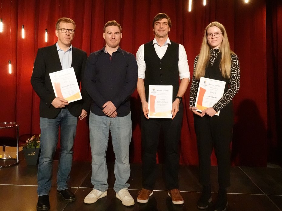 Sachsen-Anhalts Trainer des Jahres: Bernd Berkhahn, Erhard Günther, Daniel Gätzschmann, Vertretung für Mark Zabel (v.l.) Sachsen-Anhalts Trainer des Jahres: Bernd Berkhahn, Erhard Günther, Daniel Gätzschmann, Vertretung für Mark Zabel (v.l.)