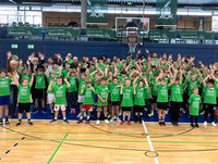 120 junge Basketballerinnen und Basketballer eiferten ihren Idolen nach