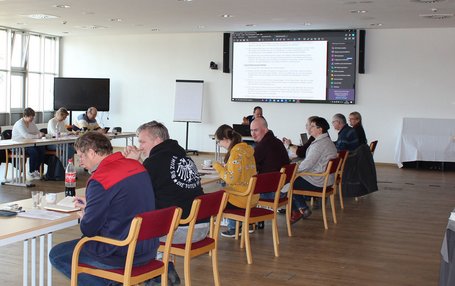Seminarräume für den theoretischen Teil des Trainingslagers Theoretischer Teil des Trainingslagers in Raum Halle-Magdeburg mit LED-Leinwand und Deckenbeschallung.