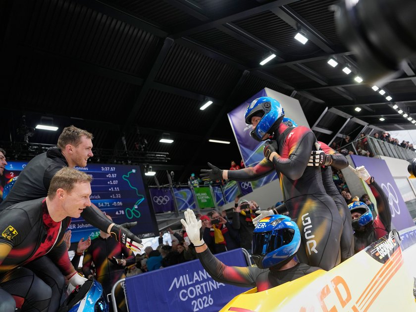 Thorsten Margis feiert hinter Pilot Johannes Lochner sein 5. Olympiagold.