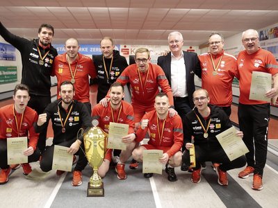 Die Kegler des SKV Rot Weiß Zerbst feiern die Deutsche Meisterschaft