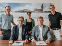 Vertragsunterzeichnung durch Tobias Knoch (re.) und Prof. Jens Strackeljan. LSB-Sportvorstand Torsten Kunke (h.l.), LSB-Referentin für Bildung/Qualifizierung Dorothea Rose und Prof. Lutz Schega begrüßen die Vereinbarung.