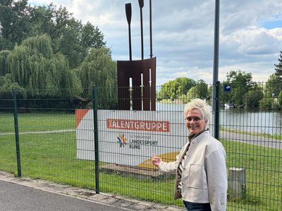 LSB-Präsidentin Silke Renk-Lange vor einem Talentgruppenbanner beim Weißenfelser Ruderverein