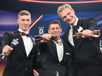 Lukas Dauser (m.) und Florian Wellbrock (li.) sind die zwei besten Sportler des Jahres 2023 in Deutschland. Platz drei belegte Oliver Zeidler (re.), Weltmeister im Rudern.