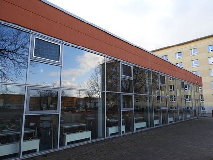 Außenansicht der Mensa Die Mensa befindet sich direkt neben dem Internat.