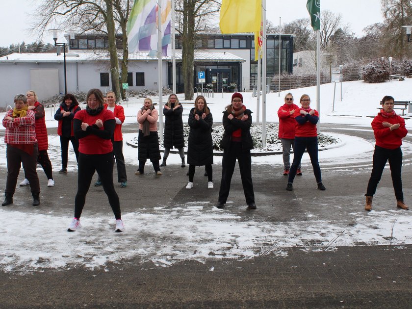 Im Rahmen einer Tanzaktion wurde ein sichtbares Zeichen gegen patriarchale Gewalt und für Solidarität mit von Gewalt betroffenen Frauen weltweit gesetzt. Im Rahmen einer Tanzaktion wurde ein sichtbares Zeichen gegen patriarchale Gewalt und für Solidarität mit von Gewalt betroffenen Frauen weltweit gesetzt.