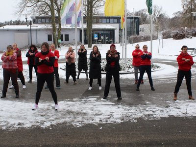 Im Rahmen einer Tanzaktion wurde ein sichtbares Zeichen gegen patriarchale Gewalt und für Solidarität mit von Gewalt betroffenen Frauen weltweit gesetzt. Im Rahmen einer Tanzaktion wurde ein sichtbares Zeichen gegen patriarchale Gewalt und für Solidarität mit von Gewalt betroffenen Frauen weltweit gesetzt.