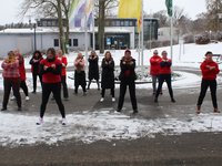 Im Rahmen einer Tanzaktion wurde ein sichtbares Zeichen gegen patriarchale Gewalt und für Solidarität mit von Gewalt betroffenen Frauen weltweit gesetzt.