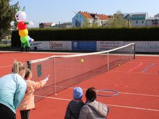 Die Abbildung zeigt das Mini-Sportabzeichen beim TC Schönebeck e.V.