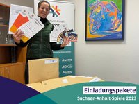 Stefanie Brames, seit Oktober 2022 neue Projektmitarbeiterin, präsentiert die Inhalte der Einladungspakete