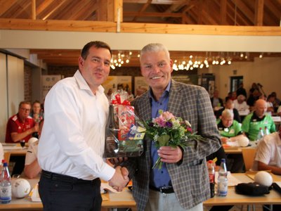 10. Verbandstag des FSA: Dirk Meyer, LSB beglückwünscht Präsident Holger Stahlknecht