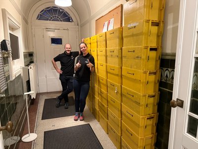 In der Geschäftsstelle hat das Team des Projektes "Talentfindung & Talentförderung" um Projektleiter Tobias Richter und Projektsachbearbeiterin Stefanie Brames zusammen mit vielen Kolleginnen und Kollegen über 4.000 Einladungspakete gepackt. In der Geschäftsstelle hat das Team des Projektes "Talentfindung & Talentförderung" um Projektleiter Tobias Richter und Projektsachbearbeiterin Stefanie Brames zusammen mit vielen Kolleginnen und Kollegen über 4.000 Einladungspakete gepackt.