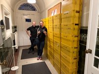 In der Geschäftsstelle hat das Team des Projektes "Talentfindung & Talentförderung" um Projektleiter Tobias Richter und Projektsachbearbeiterin Stefanie Brames zusammen mit vielen Kolleginnen und Kollegen über 4.000 Einladungspakete gepackt.