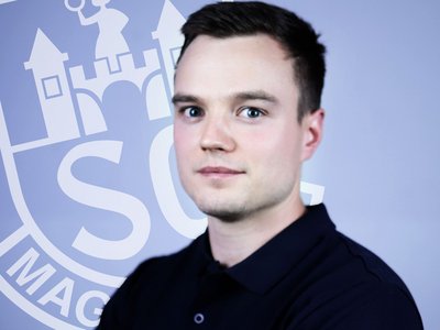 Nach der Auszeichnung als bester Trainer im Aufbautraining Sachsen-Anhalts 2022 erhielt Julian Bauer vom SC Magdeburg den Titel "Nachwuchstrainer der Saison" von der Handball-Bundesliga verliehen Nach der Auszeichnung als bester Trainer im Aufbautraining Sachsen-Anhalts 2022 erhielt Julian Bauer vom SC Magdeburg den Titel "Nachwuchstrainer der Saison" von der Handball-Bundesliga verliehen