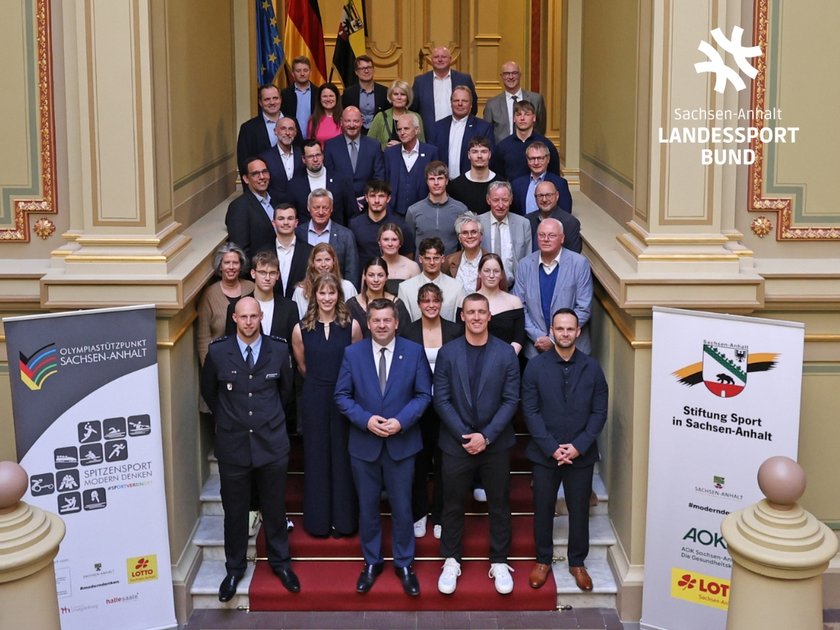 Das Team Sachsen-Anhalt für Mailand & Cortina d'Ampezzo sowie die berufenen Athletinnen und Athleten des Juniorteams beim Empfang in der Staatskanzlei