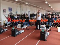 Ministerpräsident Sven Schulze paddelt unter den Augen der aktuellen Teilnehmenden auf dem Kanu-Ergometer gemeinsam mit LSB-Präsidentin Silke Renk-Lange und dem Nachwuchsleistungssportler Pepe Schröter um die Wette.