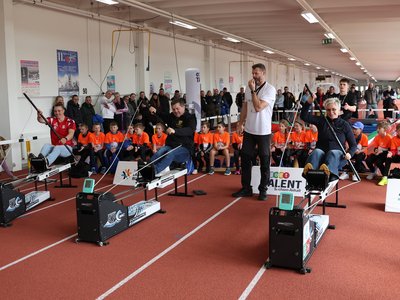Ministerpräsident Sven Schulze paddelt unter den Augen der aktuellen Teilnehmenden auf dem Kanu-Ergometer gemeinsam mit LSB-Präsidentin Silke Renk-Lange und dem Nachwuchsleistungssportler Pepe Schröter um die Wette. Ministerpräsident Sven Schulze paddelt unter den Augen der aktuellen Teilnehmenden auf dem Kanu-Ergometer gemeinsam mit LSB-Präsidentin Silke Renk-Lange und dem Nachwuchsleistungssportler Pepe Schröter um die Wette.