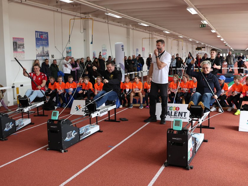 Ministerpräsident Sven Schulze paddelt unter den Augen der aktuellen Teilnehmenden auf dem Kanu-Ergometer gemeinsam mit LSB-Präsidentin Silke Renk-Lange und dem Nachwuchsleistungssportler Pepe Schröter um die Wette. Ministerpräsident Sven Schulze paddelt unter den Augen der aktuellen Teilnehmenden auf dem Kanu-Ergometer gemeinsam mit LSB-Präsidentin Silke Renk-Lange und dem Nachwuchsleistungssportler Pepe Schröter um die Wette.