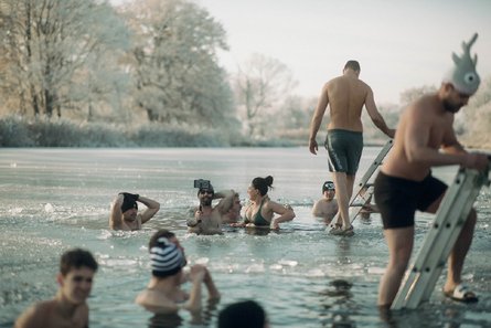 Die Abbildung zeigt Wagemutige bei Minusgraden im Kühnauer See