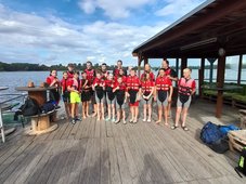 Die Abbildung zeigt die Gruppe beim Wasserskiausflug