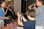 Kindern beim Mixen der ausschließlich alkoholfreien Cocktails.