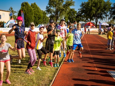 Die Abbildung zeigt Kinder bei der Sportabzeichentour des DOSB in Merseburg 