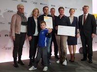 LSB-Präsidentin Silke Renk-Lange und Tobias Knoch, Vorstandsvorsitzender, gratulieren der Sportgemeinschaft Schköna 1950 e.V. LSB-Präsidentin Silke Renk-Lange (li) und Tobias Knoch, Vorstandsvorsitzender des LSB, gratulierten der Sportgemeinschaft Schköna 1950 e.V.