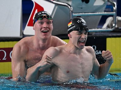 Das Bild zeigt SCM Schwimmer Johannes Liebmann mit Sven Schwarz