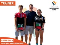 Das Foto zeigt Björn Bach mit zwei seiner Athleten.