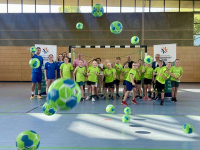 18 Sporttalente stellten sich zum Talentgruppenauftakt des Dessau-Roßlauer Handballvereins vor. Sie wurden u.a. von Sportstaatssekretär Klaus Zimmermann (hinten rechts) begrüßt.