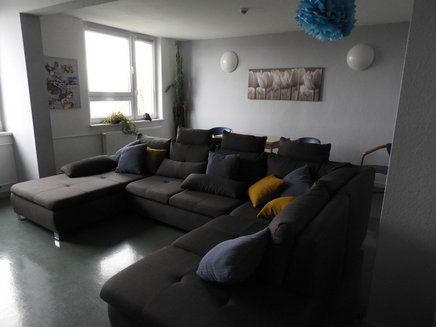 Clubraum Für gemütliche Abende mit Freunden vor dem Fernseher lädt die große Couch ein.