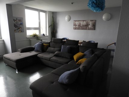 Clubraum Für gemütliche Abende mit Freunden vor dem Fernseher lädt die große Couch ein.