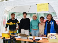 Die Abbildung zeigt Helfende bei einer Veranstaltung