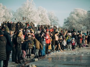 Die Abbildung zeigt das Publikum am Ufer