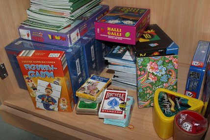 Wir halten eine Auswahl an Gesellschaftsspielen, wie Halli Galli, Rommée und Co. bereit.