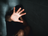 Aktionsplan zum besseren Schutz von Kindern und Jugendlichen vor sexualisierter Gewalt Das Bild zeigt eine Person in abwehrender Handbewegung als Symbol für den Schutz von Jugendlichen gegen sexualisierte Gewalt