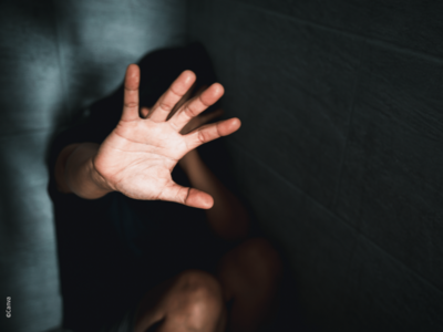 Aktionsplan zum besseren Schutz von Kindern und Jugendlichen vor sexualisierter Gewalt Das Bild zeigt eine Person in abwehrender Handbewegung als Symbol für den Schutz von Jugendlichen gegen sexualisierte Gewalt