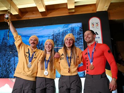 Die deutschen Mixed-Teams im Skeleton nach dem erfolgreichen Wettkampf. Für den Wernigeröder Christopher Grotheer (re.) war es das letzte Rennen der Karriere. Die deutschen Mixed-Teams im Skeleton nach dem erfolgreichen Wettkampf. Für den Wernigeröder Christopher Grotheer (re.) war es das letzte Rennen der Karriere.